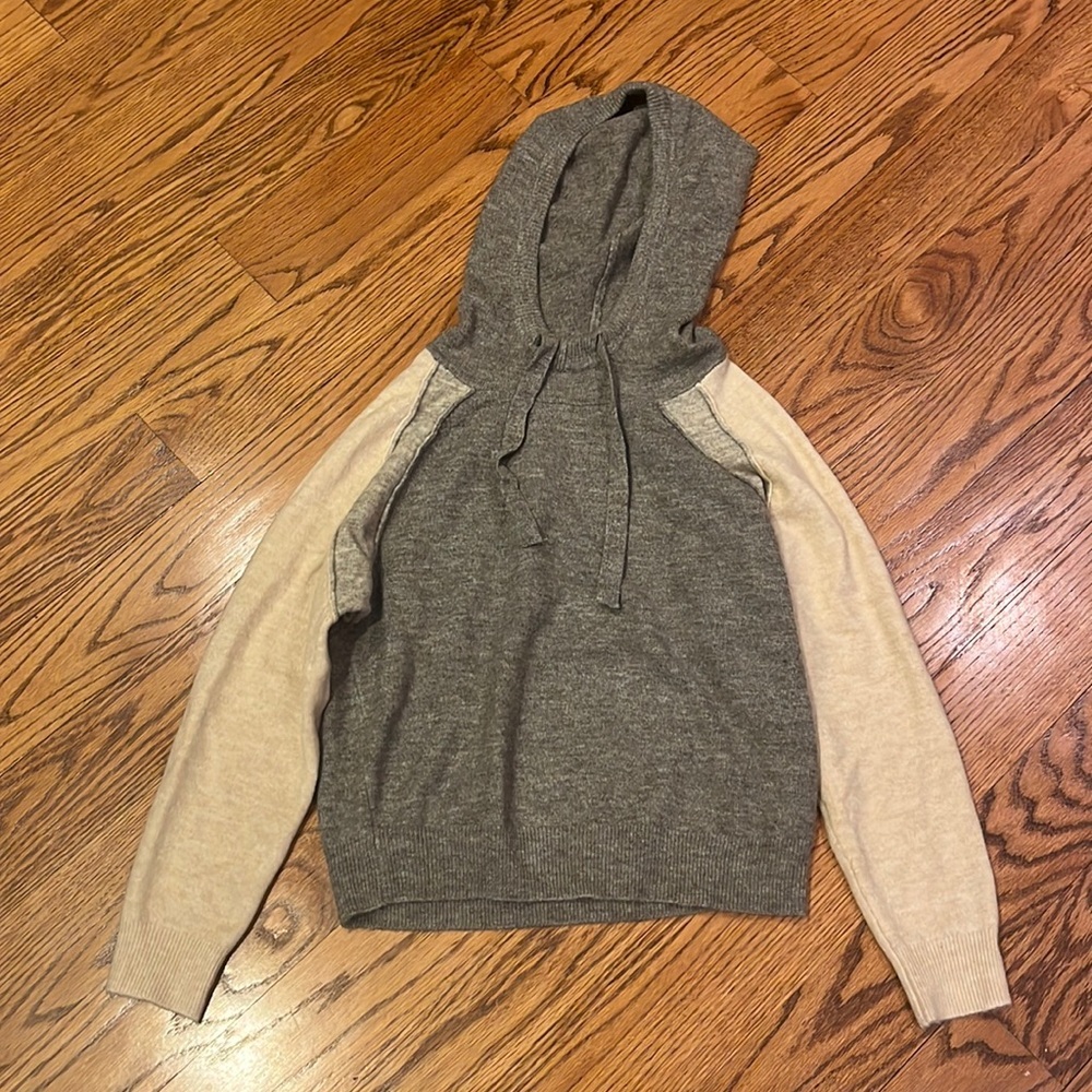 Heartloom Woman’s Grey and Cream Hooded Sweater Size M